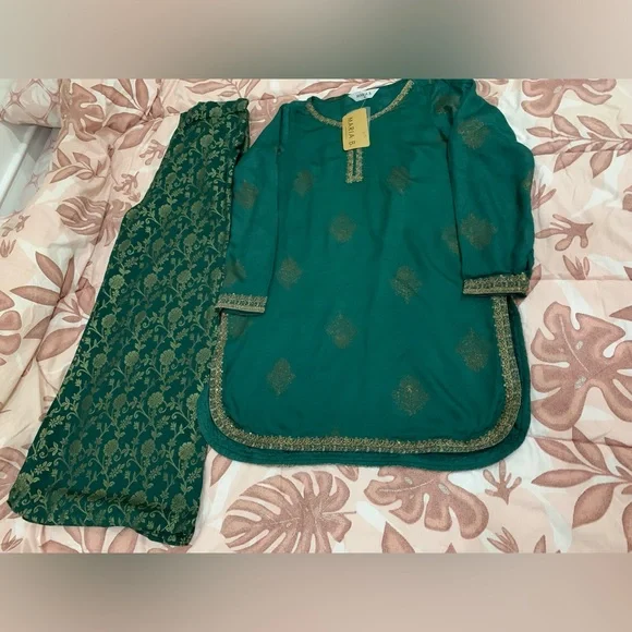 Green and Gold Embroidered Kurta Set - Picture 7 of 10